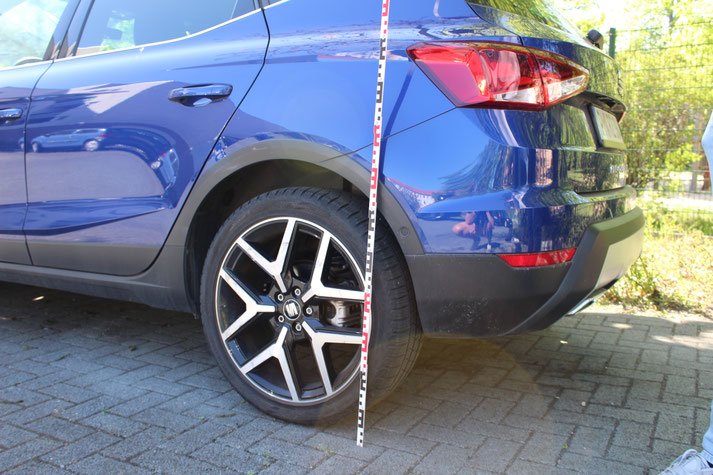 Fahrzeugvermessung bei einer professionellen Kfz-Schadensbegutachtung
