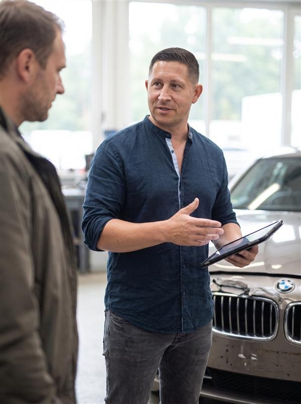 Marco Schwanke als Kfz-Sachverständiger bei der Arbeit